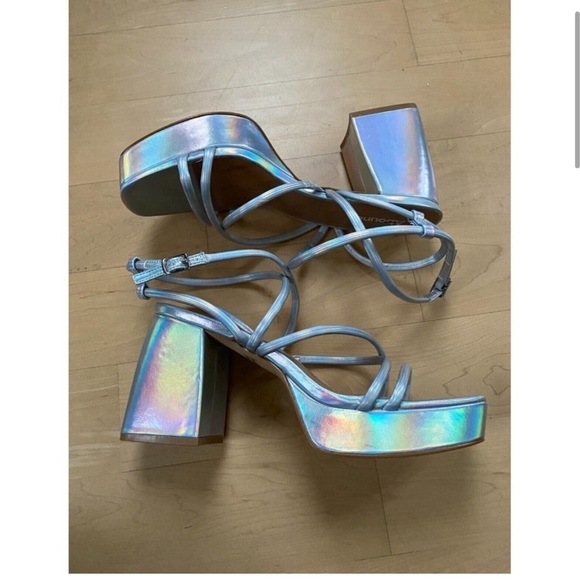 Shoes - Silver Platform’s heels
